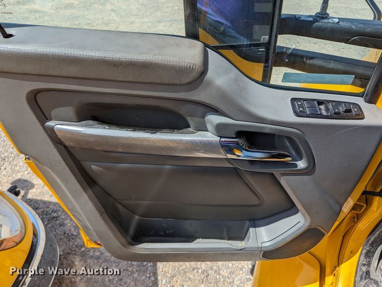 image for item MN9967 2019 Kenworth T680  semi truck