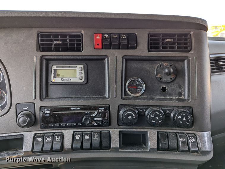 image for item MN9967 2019 Kenworth T680  semi truck