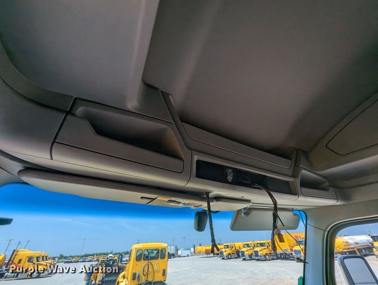 image for item MN9967 2019 Kenworth T680  semi truck