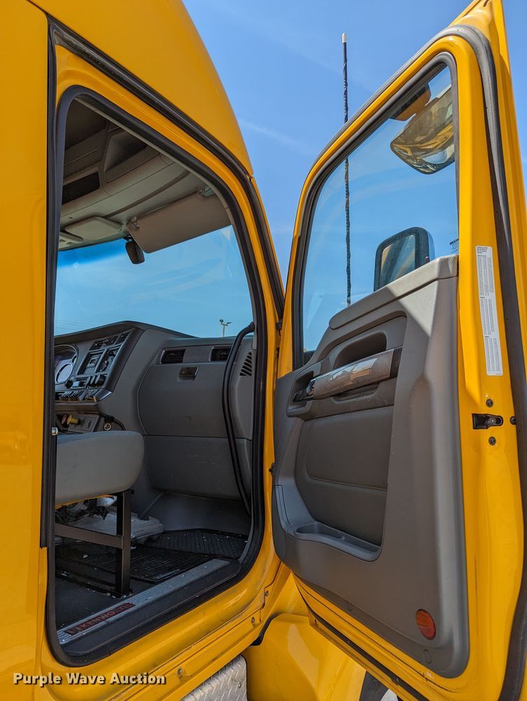 image for item MN9967 2019 Kenworth T680  semi truck