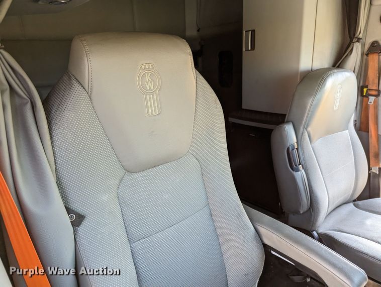 image for item MN9967 2019 Kenworth T680  semi truck