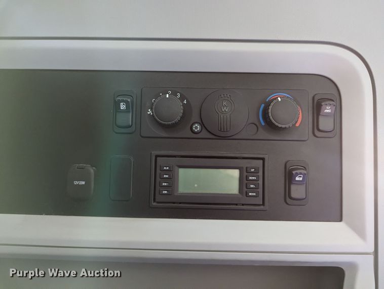 image for item MN9967 2019 Kenworth T680  semi truck