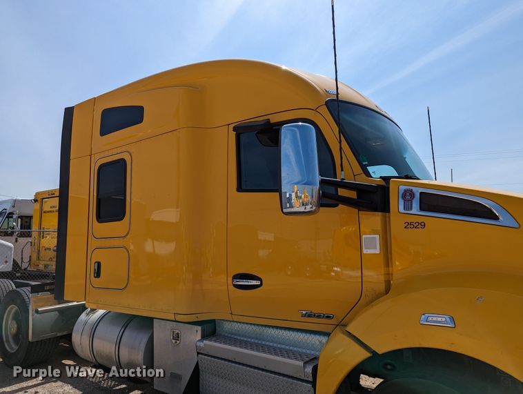image for item MN9967 2019 Kenworth T680  semi truck