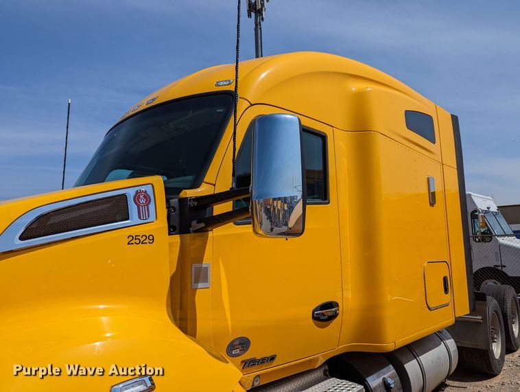 image for item MN9967 2019 Kenworth T680  semi truck