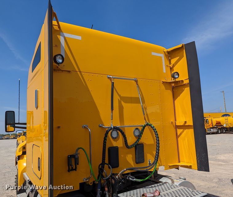 image for item MN9967 2019 Kenworth T680  semi truck