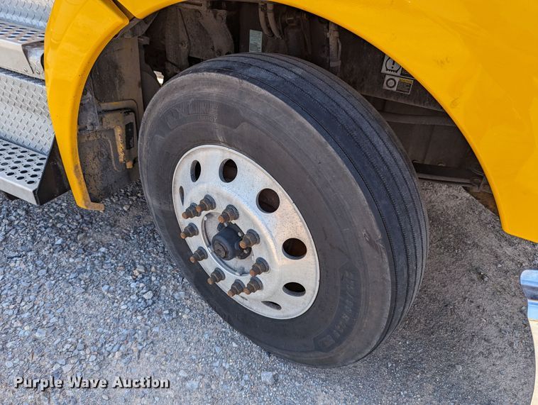 image for item MN9967 2019 Kenworth T680  semi truck