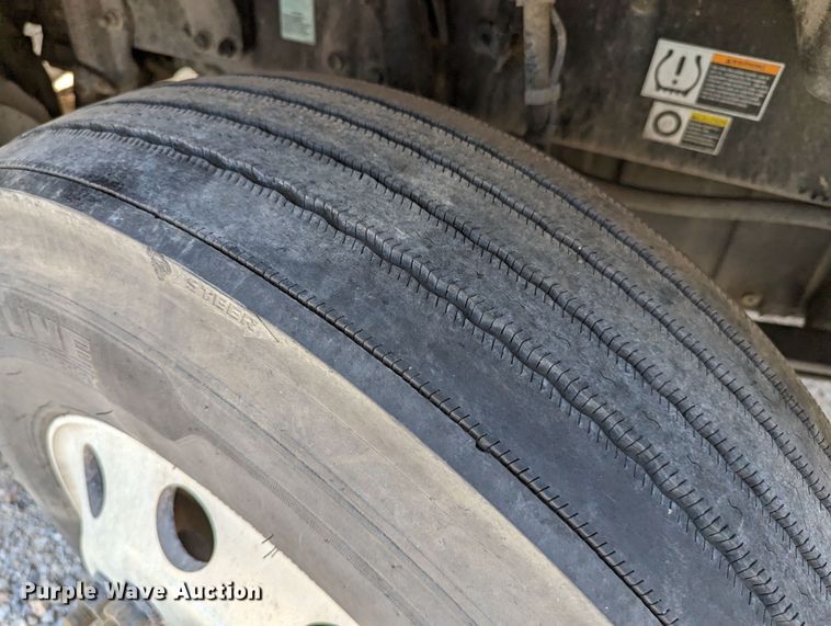 image for item MN9967 2019 Kenworth T680  semi truck