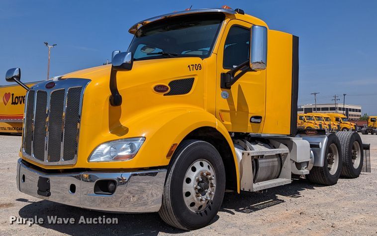 image for item MN9968 2017 Peterbilt 579  semi truck