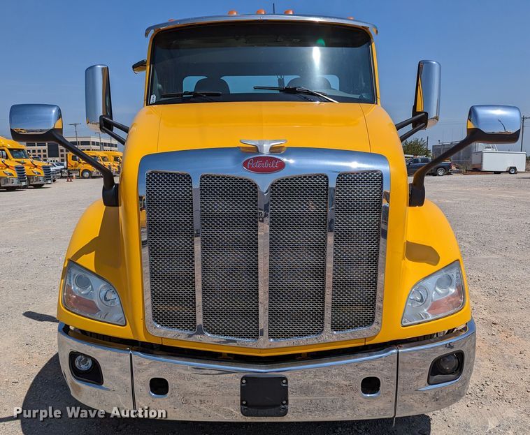 image for item MN9968 2017 Peterbilt 579  semi truck