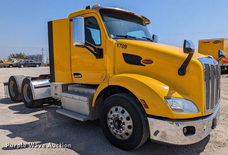 image for item MN9968 2017 Peterbilt 579  semi truck