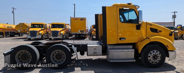 image for item MN9968 2017 Peterbilt 579  semi truck