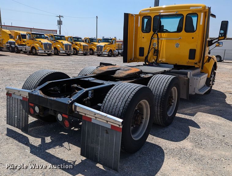 image for item MN9968 2017 Peterbilt 579  semi truck
