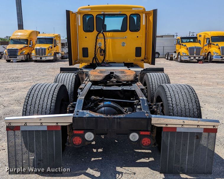 image for item MN9968 2017 Peterbilt 579  semi truck