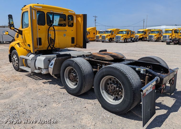 image for item MN9968 2017 Peterbilt 579  semi truck