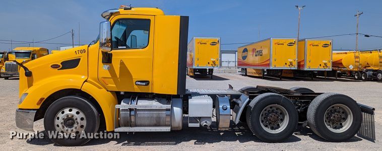 image for item MN9968 2017 Peterbilt 579  semi truck