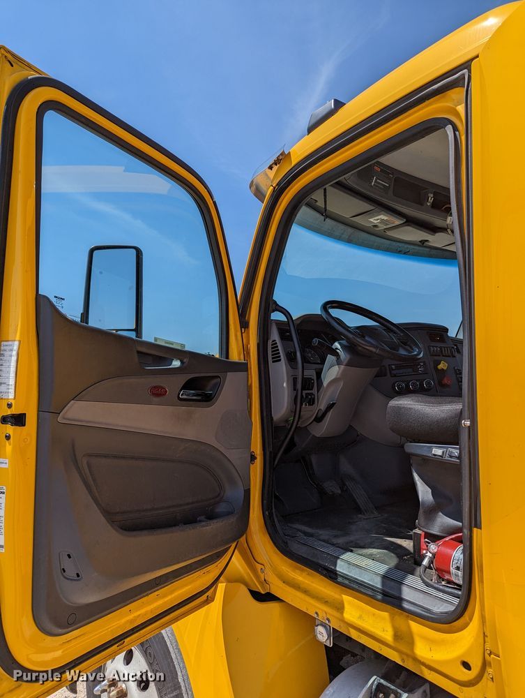image for item MN9968 2017 Peterbilt 579  semi truck