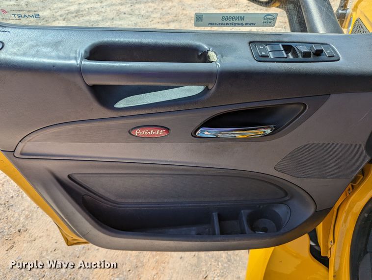 image for item MN9968 2017 Peterbilt 579  semi truck