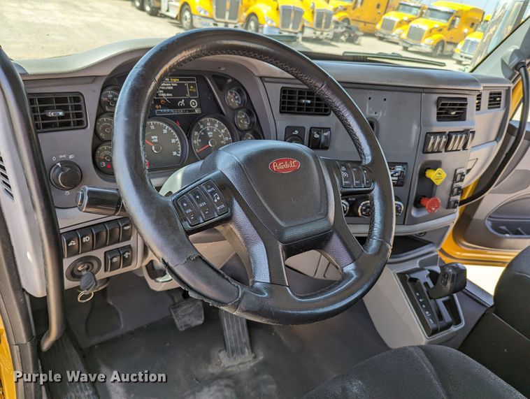 image for item MN9968 2017 Peterbilt 579  semi truck