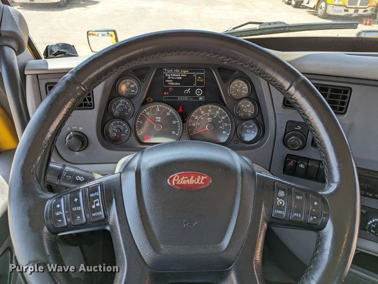 image for item MN9968 2017 Peterbilt 579  semi truck