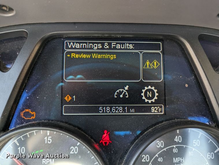 image for item MN9968 2017 Peterbilt 579  semi truck