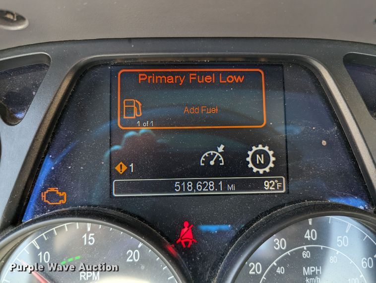 image for item MN9968 2017 Peterbilt 579  semi truck