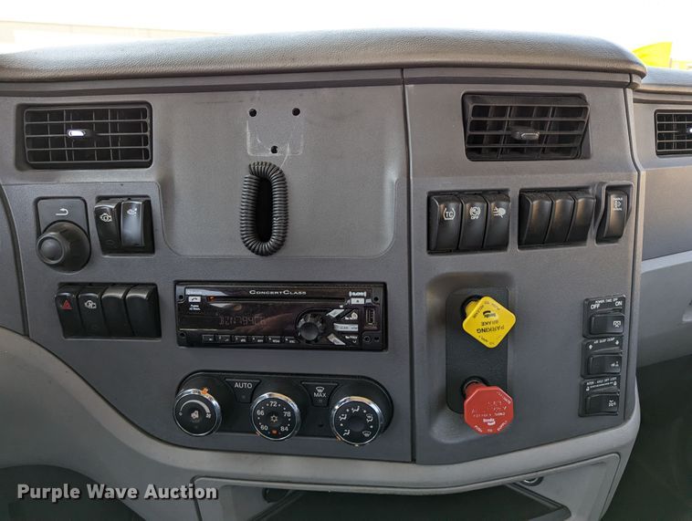 image for item MN9968 2017 Peterbilt 579  semi truck