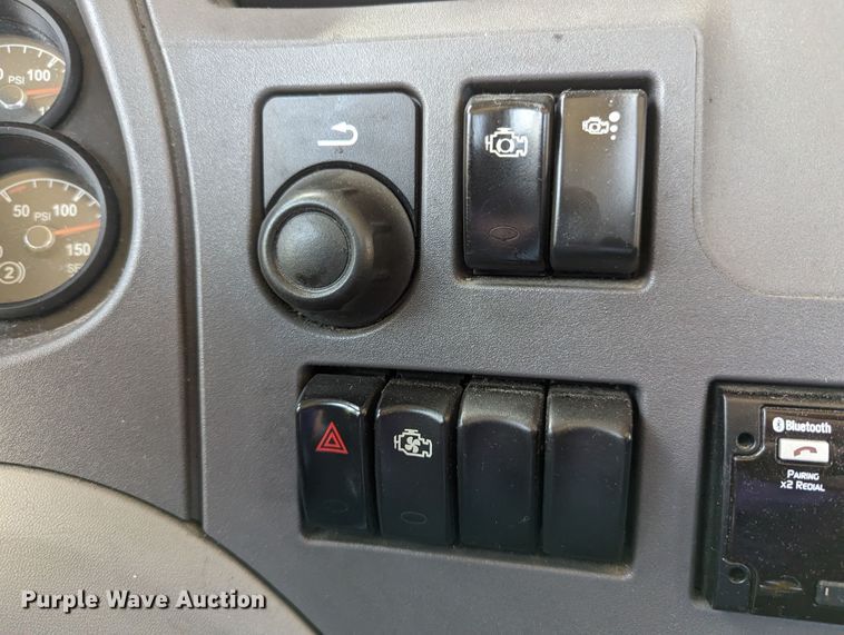 image for item MN9968 2017 Peterbilt 579  semi truck