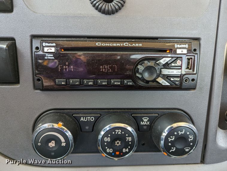 image for item MN9968 2017 Peterbilt 579  semi truck