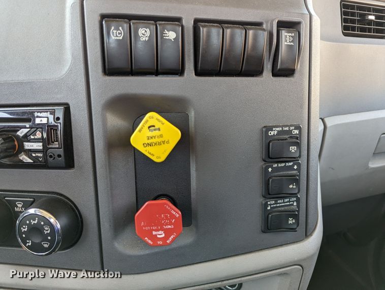 image for item MN9968 2017 Peterbilt 579  semi truck