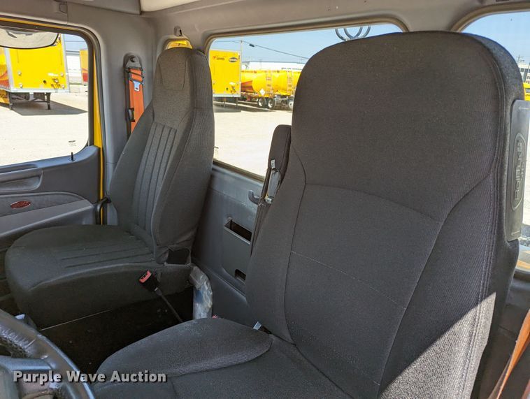 image for item MN9968 2017 Peterbilt 579  semi truck