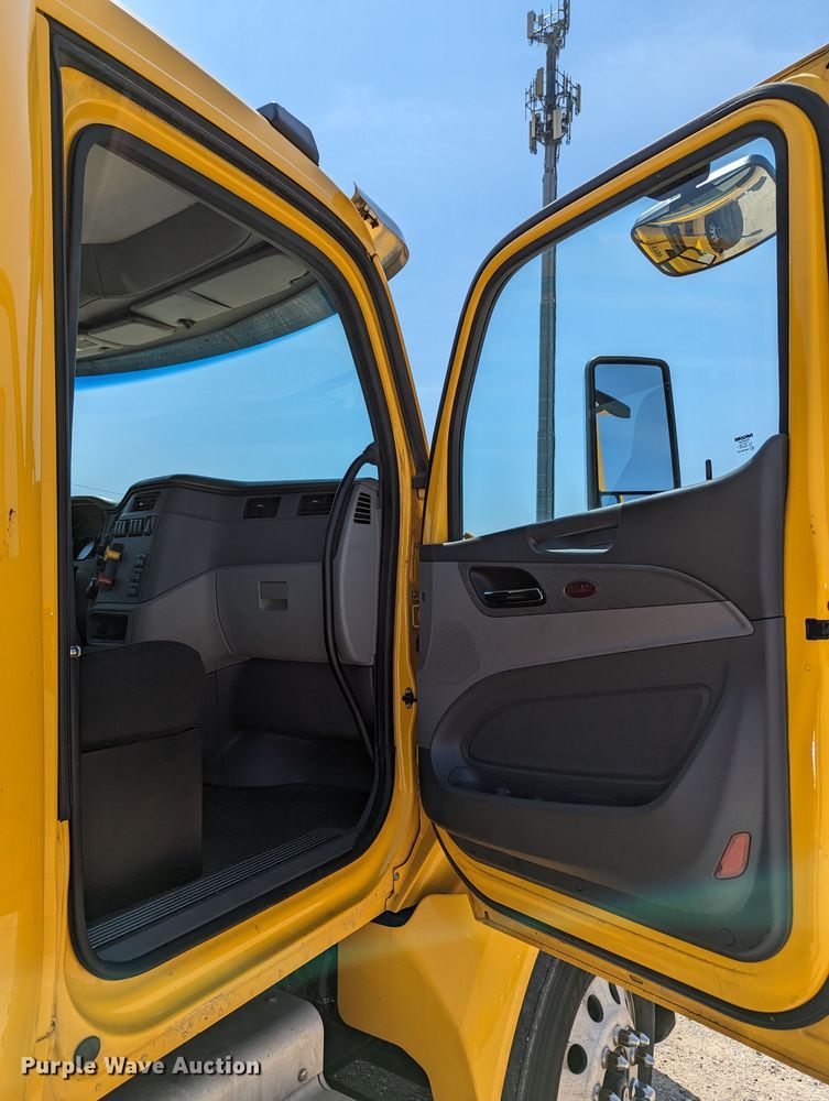 image for item MN9968 2017 Peterbilt 579  semi truck