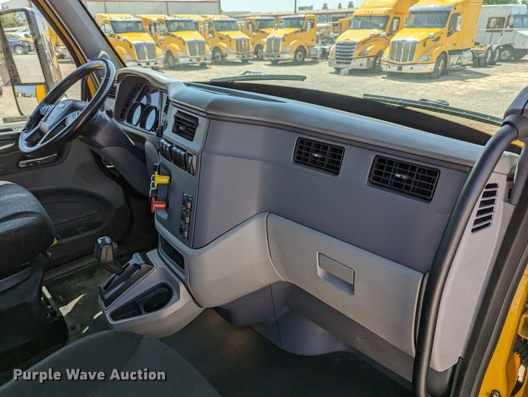 image for item MN9968 2017 Peterbilt 579  semi truck