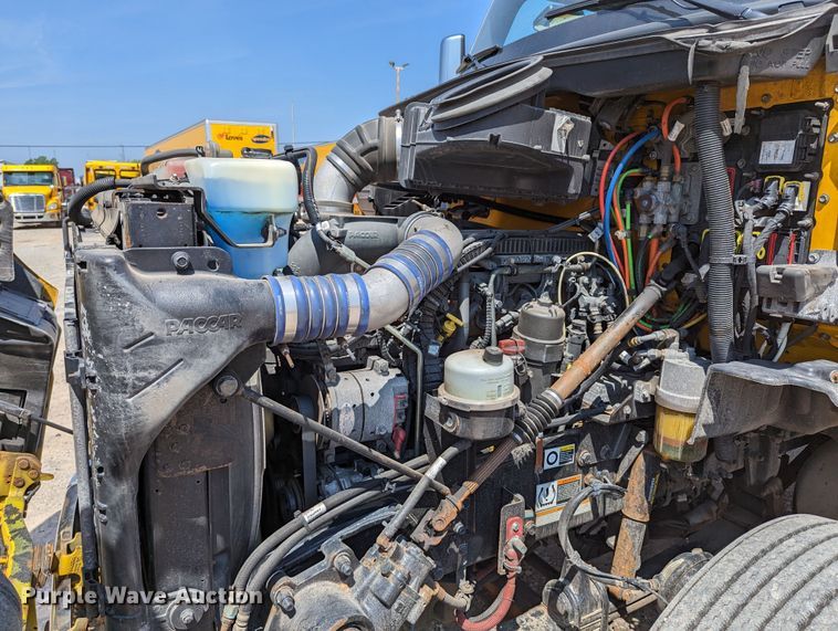 image for item MN9968 2017 Peterbilt 579  semi truck