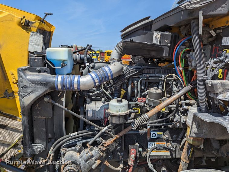 image for item MN9968 2017 Peterbilt 579  semi truck