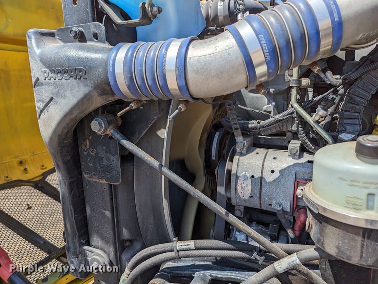 image for item MN9968 2017 Peterbilt 579  semi truck