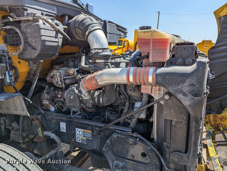 image for item MN9968 2017 Peterbilt 579  semi truck