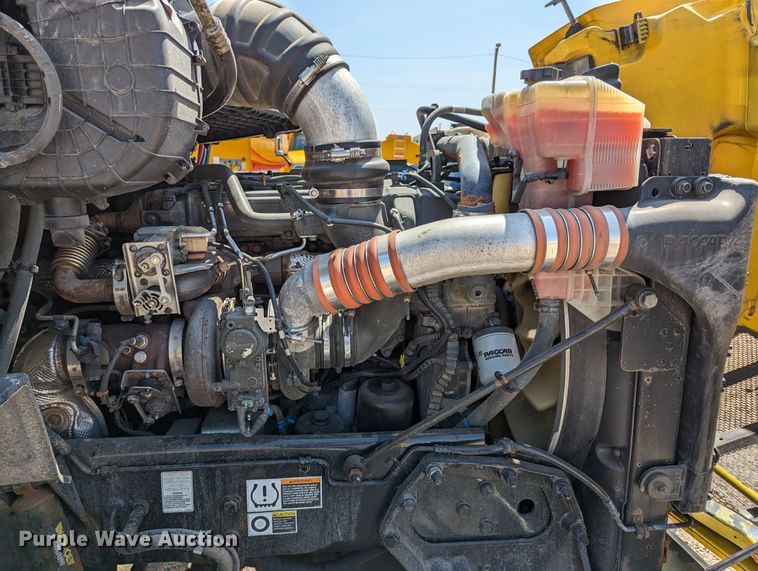 image for item MN9968 2017 Peterbilt 579  semi truck