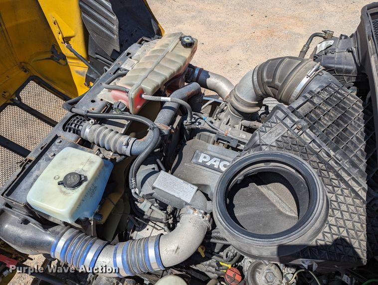 image for item MN9968 2017 Peterbilt 579  semi truck