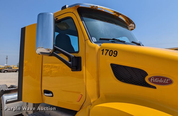 image for item MN9968 2017 Peterbilt 579  semi truck