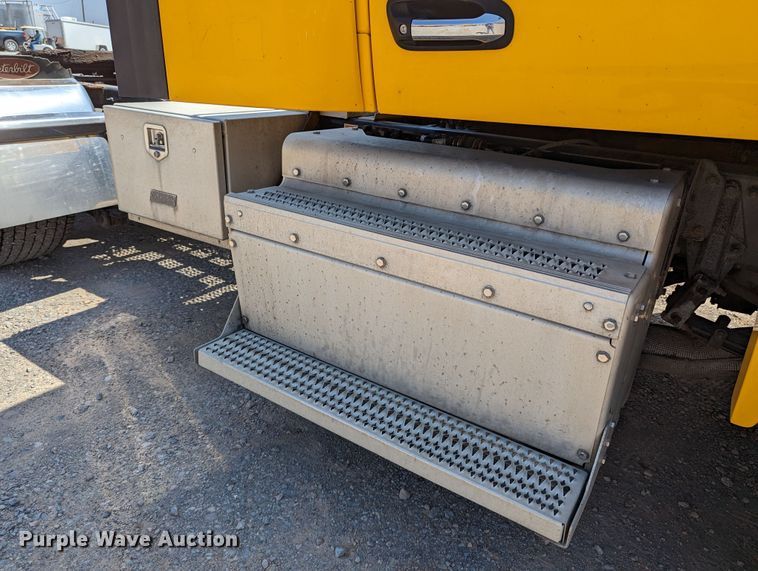 image for item MN9968 2017 Peterbilt 579  semi truck