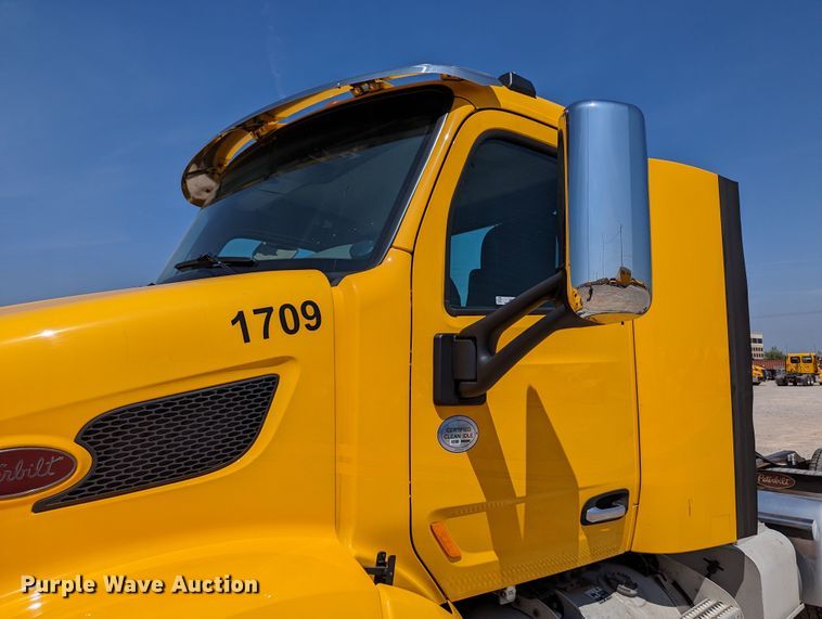image for item MN9968 2017 Peterbilt 579  semi truck