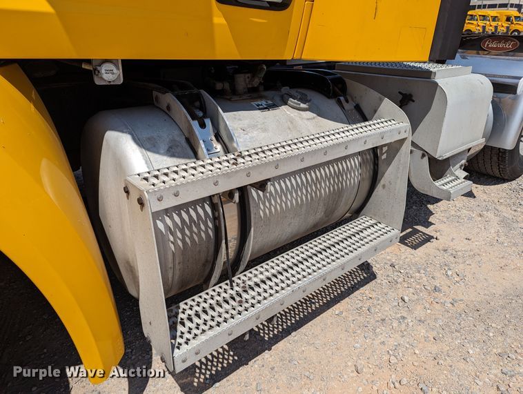 image for item MN9968 2017 Peterbilt 579  semi truck