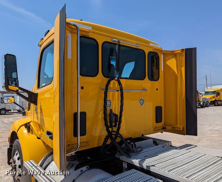 image for item MN9968 2017 Peterbilt 579  semi truck