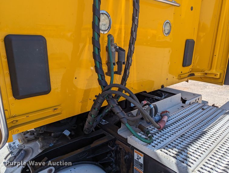 image for item MN9968 2017 Peterbilt 579  semi truck