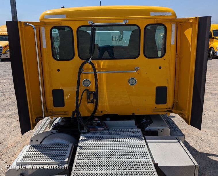 image for item MN9968 2017 Peterbilt 579  semi truck