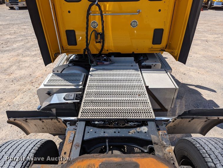 image for item MN9968 2017 Peterbilt 579  semi truck