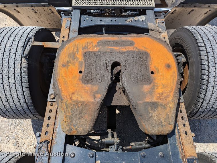 image for item MN9968 2017 Peterbilt 579  semi truck