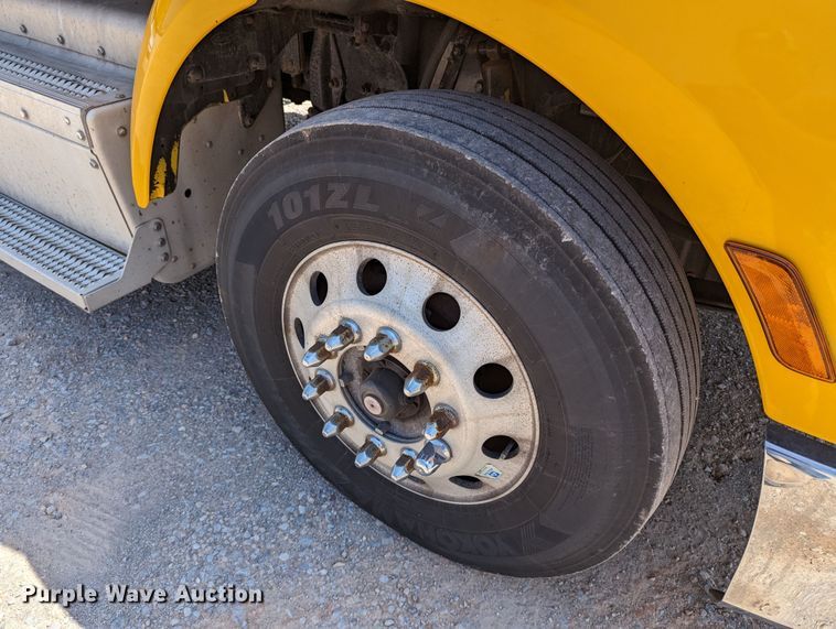 image for item MN9968 2017 Peterbilt 579  semi truck