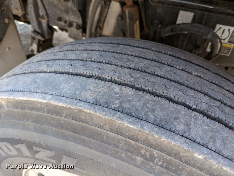 image for item MN9968 2017 Peterbilt 579  semi truck