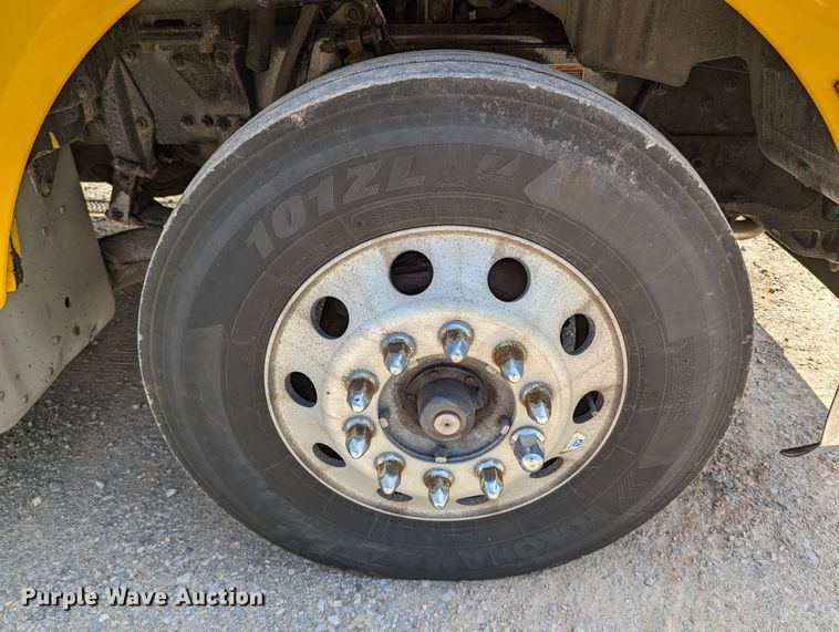 image for item MN9968 2017 Peterbilt 579  semi truck